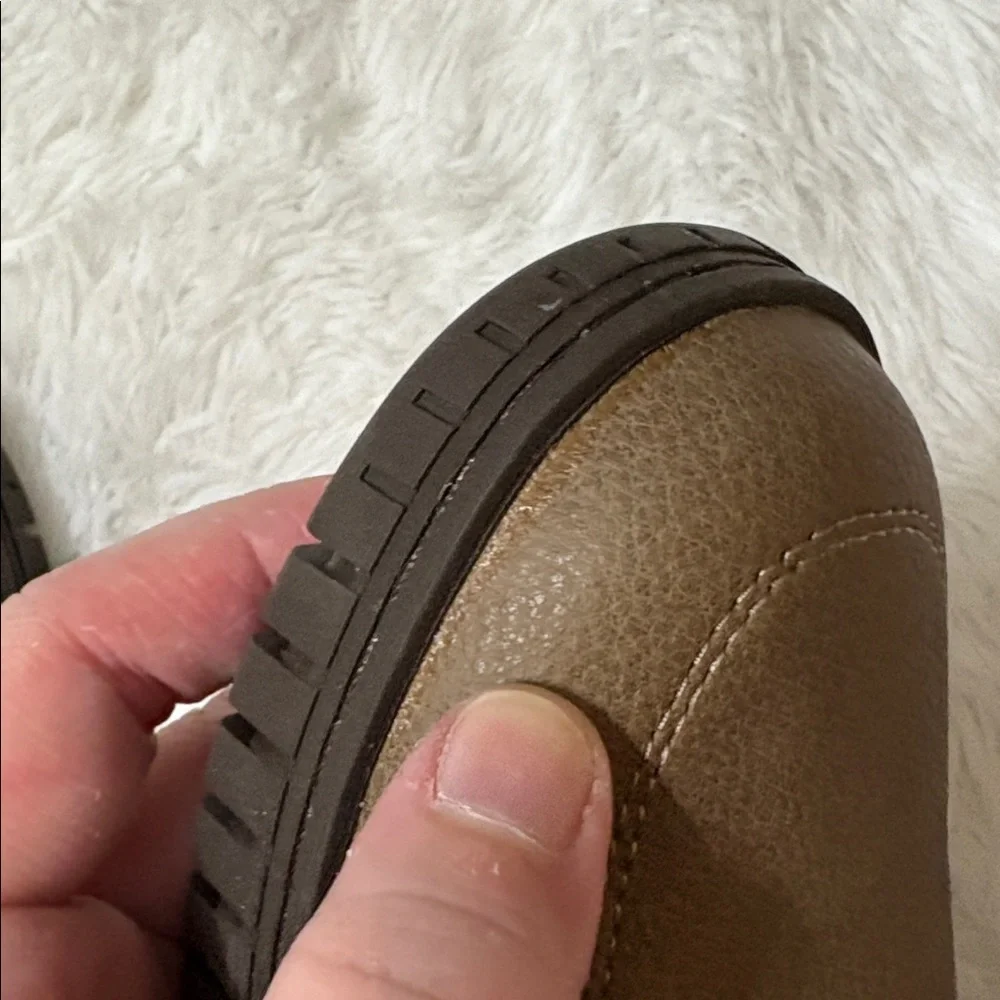 NWOT Easy Street Taupe Women’s Oriel Comfort Flats Slip On Size 6 NARROW